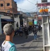 Homem com camisa do CSA é espancado por grupo no bairro do Jacintinho