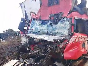 Colisão entre dois caminhões de carga deixa uma pessoa morta na BR-101