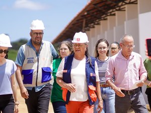 Prefeita Tia Júlia visita obras da nova Escola Municipal Vereador Elói Barbosa