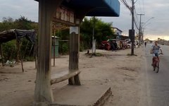 Ponto de ônibus fica na parte alta de Maceió e moradores temem desabamento