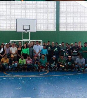 Prefeito de Japaratinga entrega novos fardamentos da Limpeza Pública