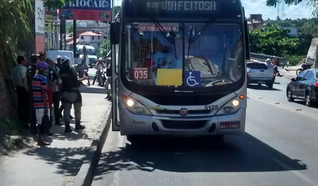 Desempregado sobe em ônibus e para o trânsito em Maceió 