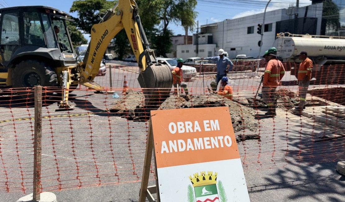 Obra emergencial de drenagem interdita via no Conjunto Murilópolis, na Serraria
