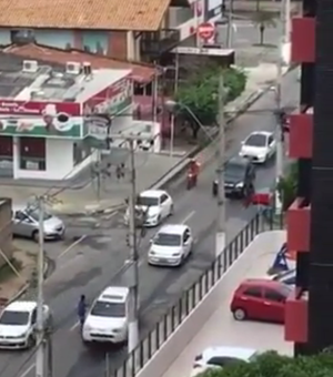 Vídeo: homem ataca carros com faca e assusta motoristas na Jatiúca