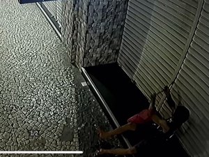 [Vídeo] Jovem finge ser morador de rua e tenta arrombar loja com pé de cabra em Arapiraca