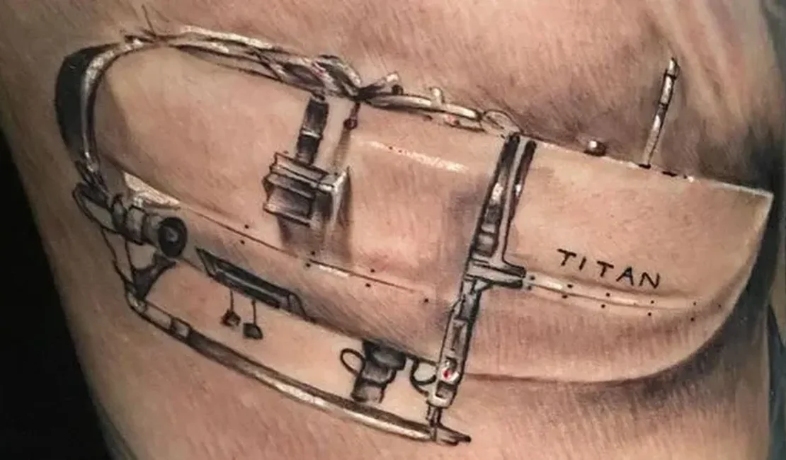 Homem tatua o submarino Titan na perna