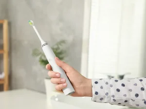 Mulher descobre traição do marido graças à sua... escova de dentes