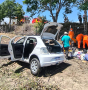 Quatro pessoas ficam feridas em acidente com carro que caiu em ribanceira em Penedo