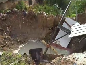 Com solo encharcado, asfalto cede e deixa cratera na Grota do Pau D'Arco