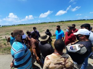 Comerciantes da Praia do Gunga fecham acesso ao município de Roteiro