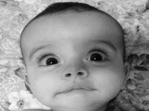 Família pede ajuda para custear tratamento e devolver visão a bebê