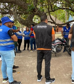 Ambulantes da orla marítima são orientados sobre novas regras para faixa de areia
