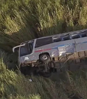 Ônibus com 45 passageiros cai em ribanceira na Dutra, e uma pessoa morre