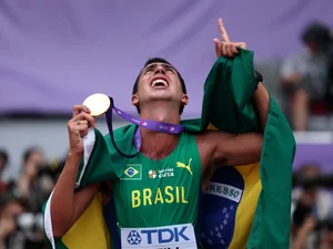 Caio Bonfim faz história e conquista ouro nos 20 km da marcha atlética no Mundial de Tóquio