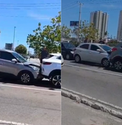 Engavetamento entre quatro carros deixa trânsito lento na Av. Josefa de Melo, em Maceió