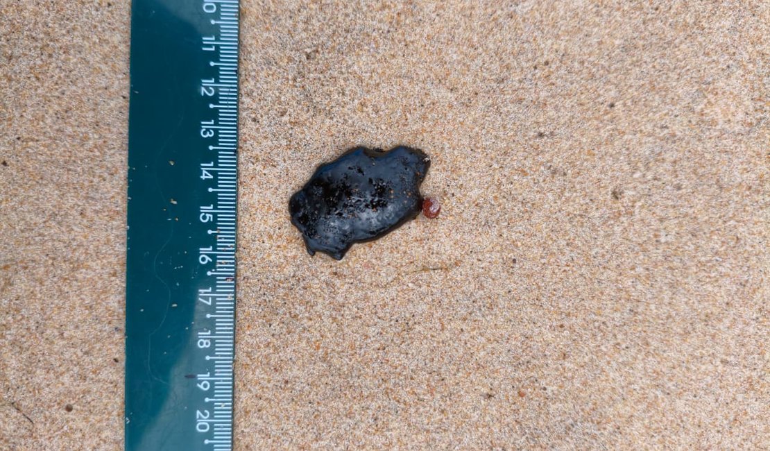 [Vídeo] Manchas de óleo são encontradas em praias do Litoral Norte de Maceió