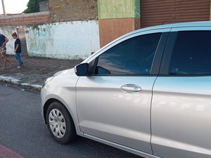 Mulher deixa carro estacionado em rua no Alto do Cruzeiro e ao retornar, encontra veículo arrombado