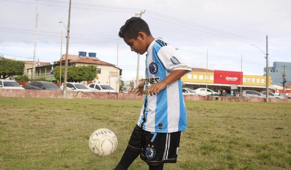 Garoto de Maragogi sonha se tornar jogador de futebol