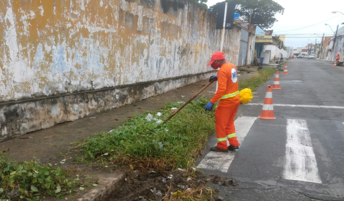 Prefeitura leva mutirão de limpeza a bairros de Maceió