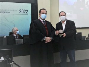 Desembargadores entregam medalha dos 30 anos do TRT/AL ao prefeito Luciano Barbosa