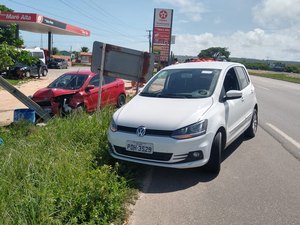 Veículos colidem na AL 101 Sul e deixam duas pessoas feridas 