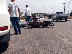 [Vídeo] Condutor de cinquentinha não respeita preferência em rotatória e é atingido por carro em Arapiraca