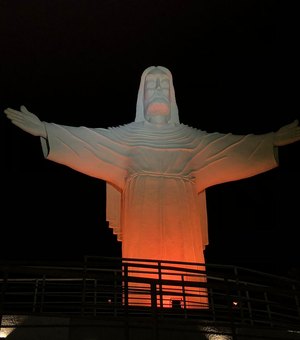 Cristo Redentor de Palmeira está em vermelho para lembrar luta mundial contra a tuberculose