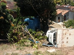 Carrreta com carga de margarina tomba na BR 101,  em Junqueiro