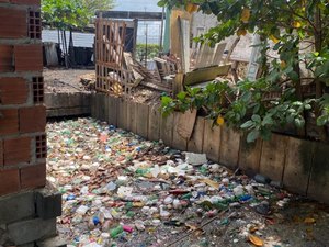 Prefeitura retira 500kg de lixo de canal no conjunto Virgem dos Pobres I