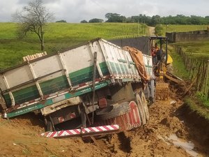 Dois caminhões carregados com cerâmica atolam em estrada na zona rural de Palmeira