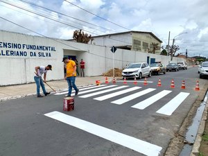 SMTT revitaliza faixas de pedestres em frente a escolas com a operação 'Volta às aulas'