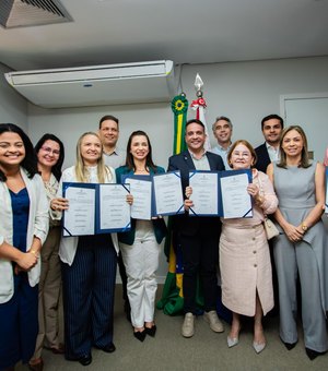 Governador assina ordem de serviço para construção de creches em cinco municípios