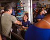 Durante caminhada no Jacintinho, Rafael Brito destaca impacto econômico do Escola 10 e Pé-de-Meia no comércio local