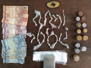 Mulher é presa após droga ser encontrada em bolsa de criança