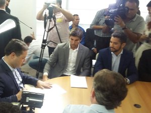 Renan Filho assina ordem de serviço de Centro de Convenções na Barra de São Miguel