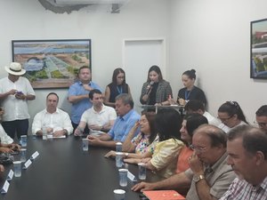 [Vídeo] Luciano Barbosa assina ordem de serviço para construção de creche no bairro Itapoã