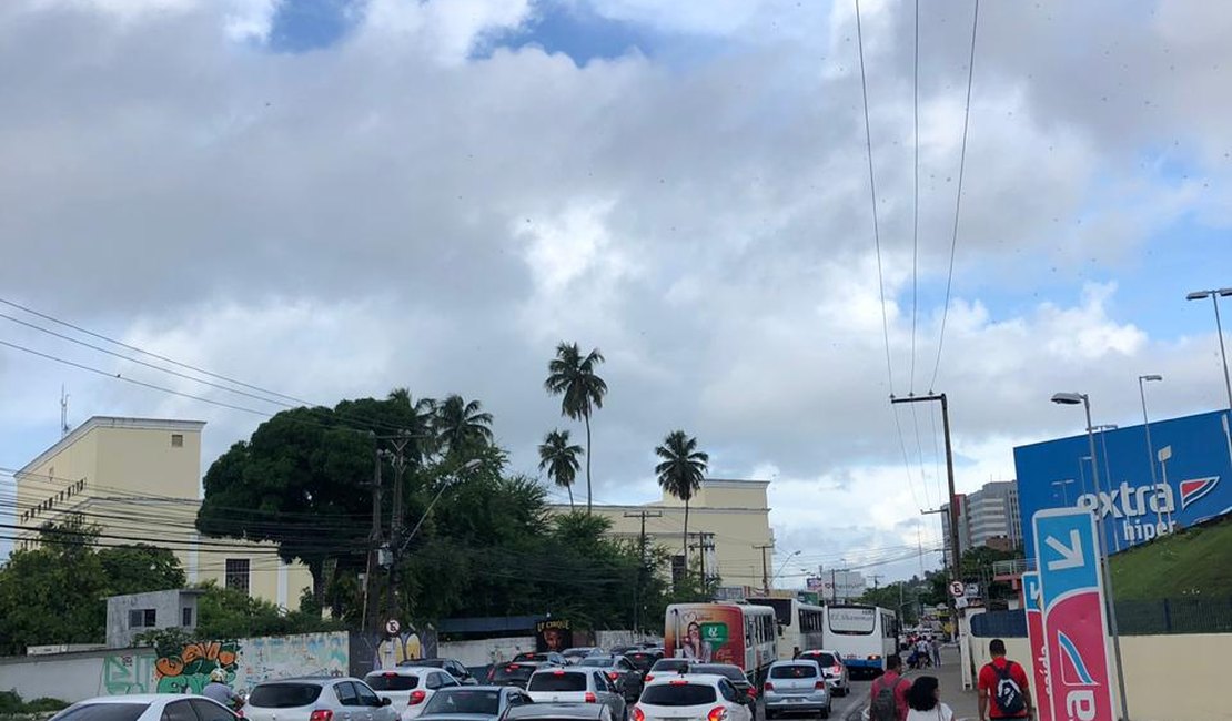 Colisão provoca congestionamento na Av. Gustavo Paiva, em Maceió