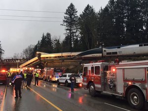 Trem descarrila em viaduto dos EUA; há mortos e feridos