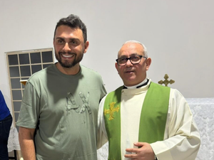 Mano Walter surpreende fiéis ao visitar capela em assentamento em Delmiro Gouveia