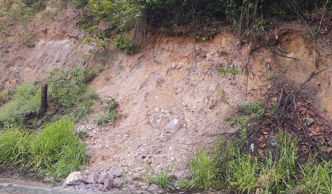 Moradores temem deslizamento de barreira na região do Barro Duro