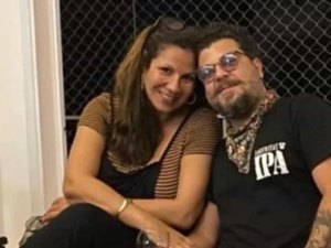 'Se espalha na alma feito alergia', afirma Carla Daniel sobre saudade do marido