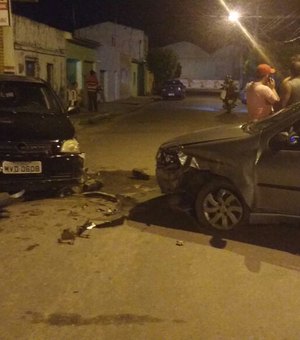 Motorista embriagado causa colisão entre dois carros