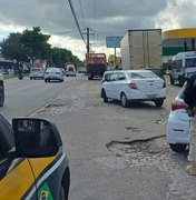 PRF prende homem com carro roubado e adulterado em Maceió