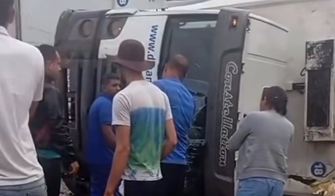 Caminhão colide com muro após perder controle em pista molhada na AL-110