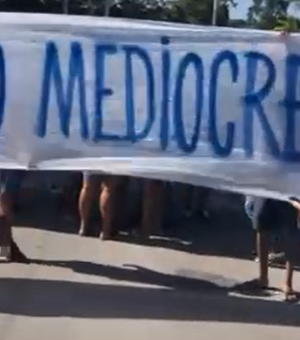 Torcedores do CSA protestam em frente ao CT Gustavo Paiva, em Maceió