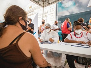 Ônibus da vacina imuniza pessoas a partir de 40 anos na Praça Deodoro, nesta quarta (30)