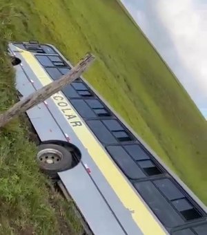 [Vídeo] Ônibus escolar tomba e deixa estudantes feridos no município de Atalaia