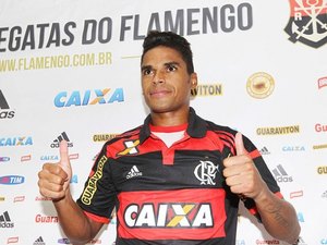 Vindo do Bangu, Almir é apresentado no Flamengo