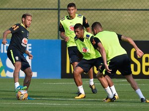 Neymar dá susto no primeiro treino da Seleção Brasileira na Granja Comary