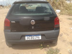 Carro de origem do ceará está abandonado há dois dias no Barro Duro